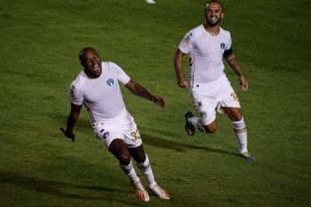 Juan Anangonó (i) de Comunicaciones