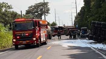 Colisionaron seis vehículos y murieron tres personas en Guatemala, dos de ellas se alistaban para su boda