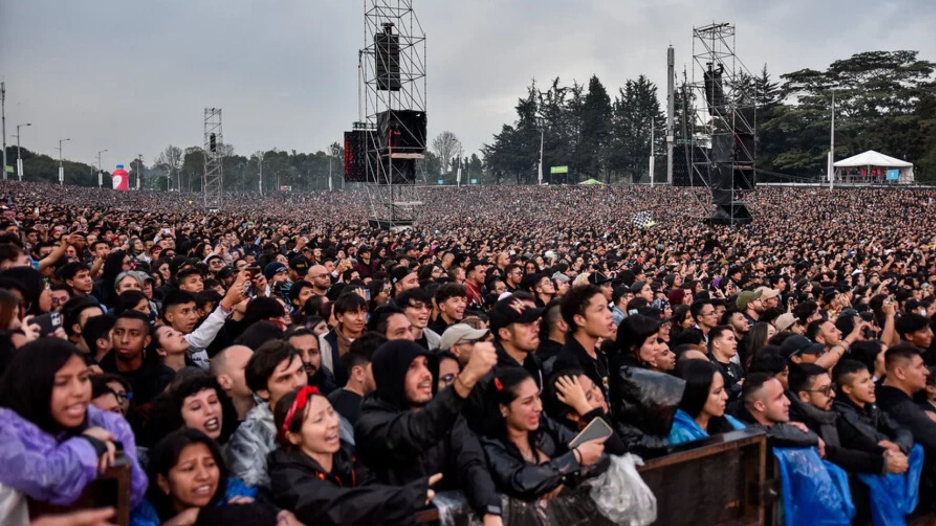 El concierto siguió después de que el personal atendiera a personas con problemas para respirar y regulara la concentración frente a la tarima - crédito Cristian Bayona/Colprensa