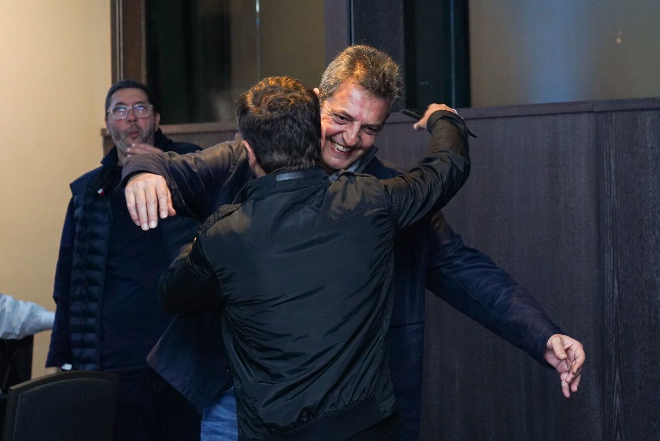 Sergio Massa y Axel Kicllof se estrecharon en un abrazo cuando se conocieron los resultados en la provincia