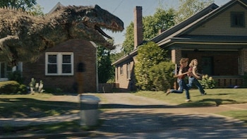 Los dinosaurios dejan la selva y copan Oak Street: los nuevos detalles de la película con Anne Hathaway y Ewan McGregor