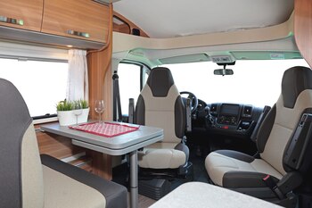 Interior de una autocaravana (Adobe Stock).