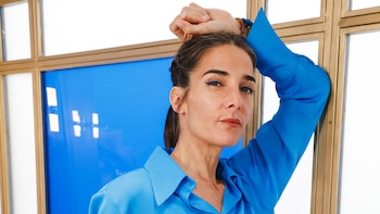 El look de Juana Viale para su almuerzo dominical: seda azul, animal print y detalles artesanales