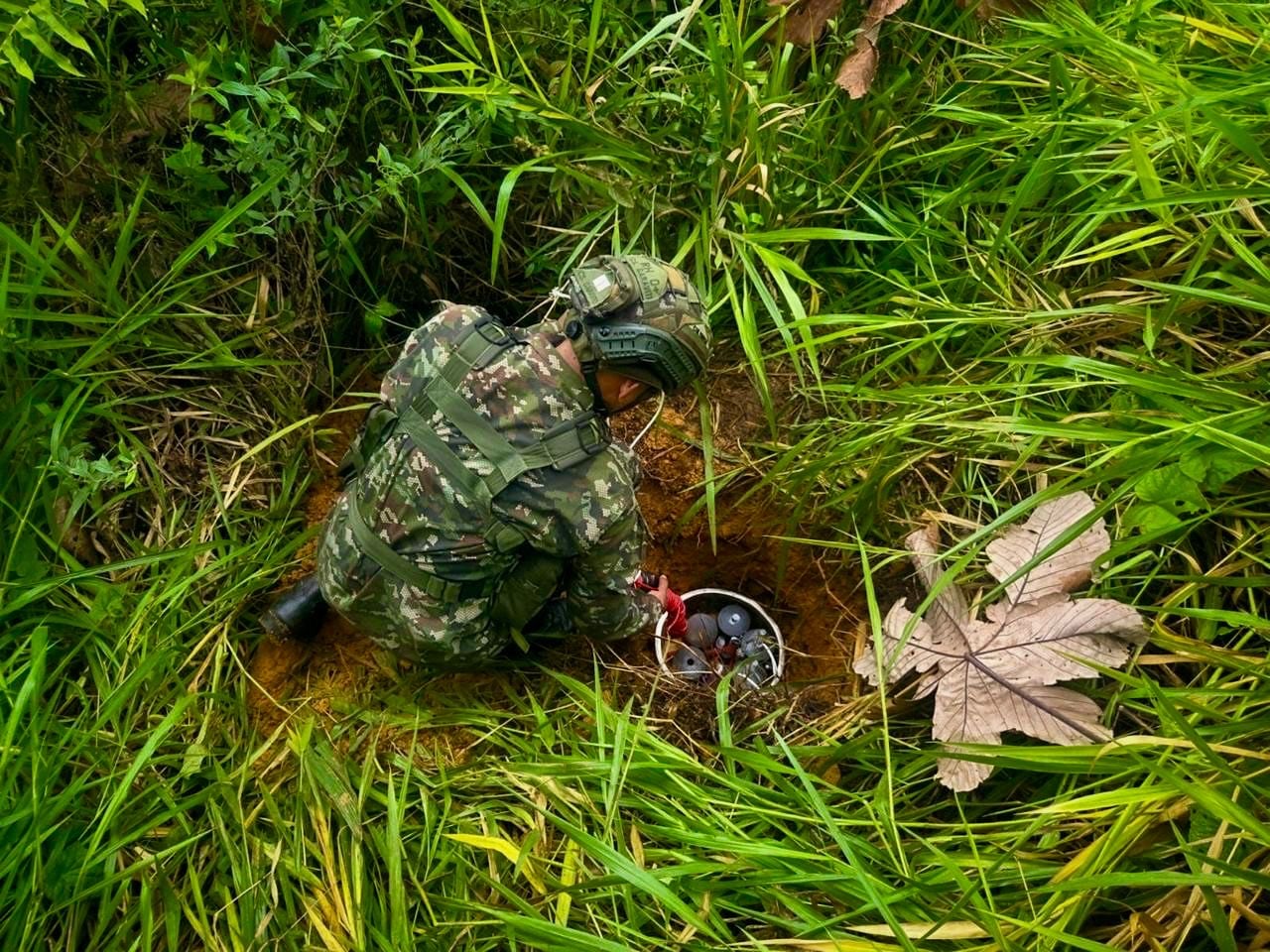 Material explosivo y elementos de detonación fueron encontrados durante el operativo realizado en zona rural de Cocorná. - crédito @Ejercito_Div7/X