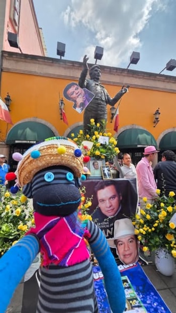 La estatua de Juan Gabriel funcionó como punto de encuentro para flores, fotografías y tributos de admiradores que llegaron desde distintos puntos de la capital. (X/ @Centro_CDMX)