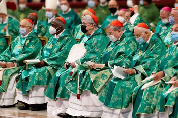 Los obispos esperan una misa dirigida por el Papa Francisco para inaugurar el sínodo de los obispos en la Ciudad del Vaticano. REUTERS / Remo Casilli