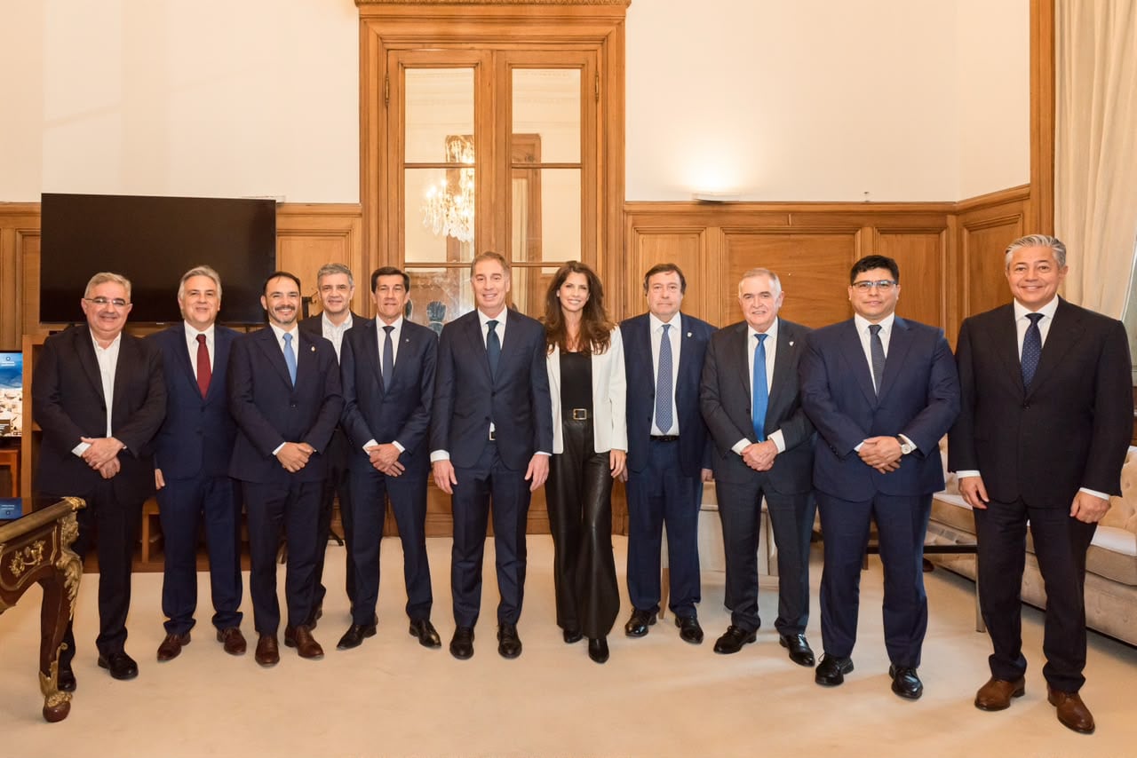 Santilli con gobernadores, antes de jurar como jefe de Gabinete