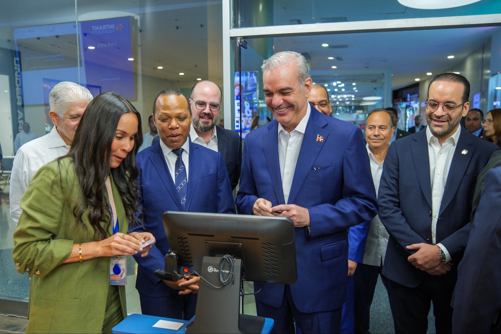 El presidente Luis Abinader recibió el documento bajo un nuevo sistema que refuerza el control y la seguridad de los datos./ (Presidencia de la República Dominicana)