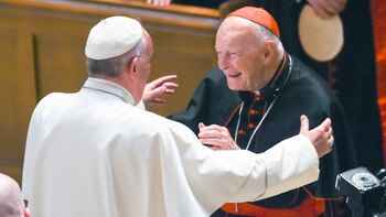 Theodore McCarri y el papa Francisco. (AP)