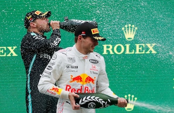 Motivos para festejar: Valtteri Bottas, porque volvió al triunfo y Max Verstappen, porque recuperó el mando del torneo (REUTERS/Umit Bektas)