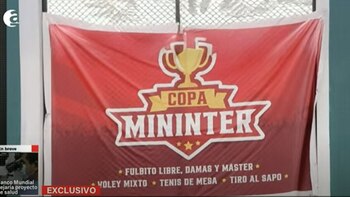 Gigantografía con el logo de