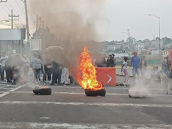 Bloqueo en la México-Cuernavaca tras riña entre civiles y policías por arresto de ocho personas (Foto: Twitter/luismiguelbaraa)