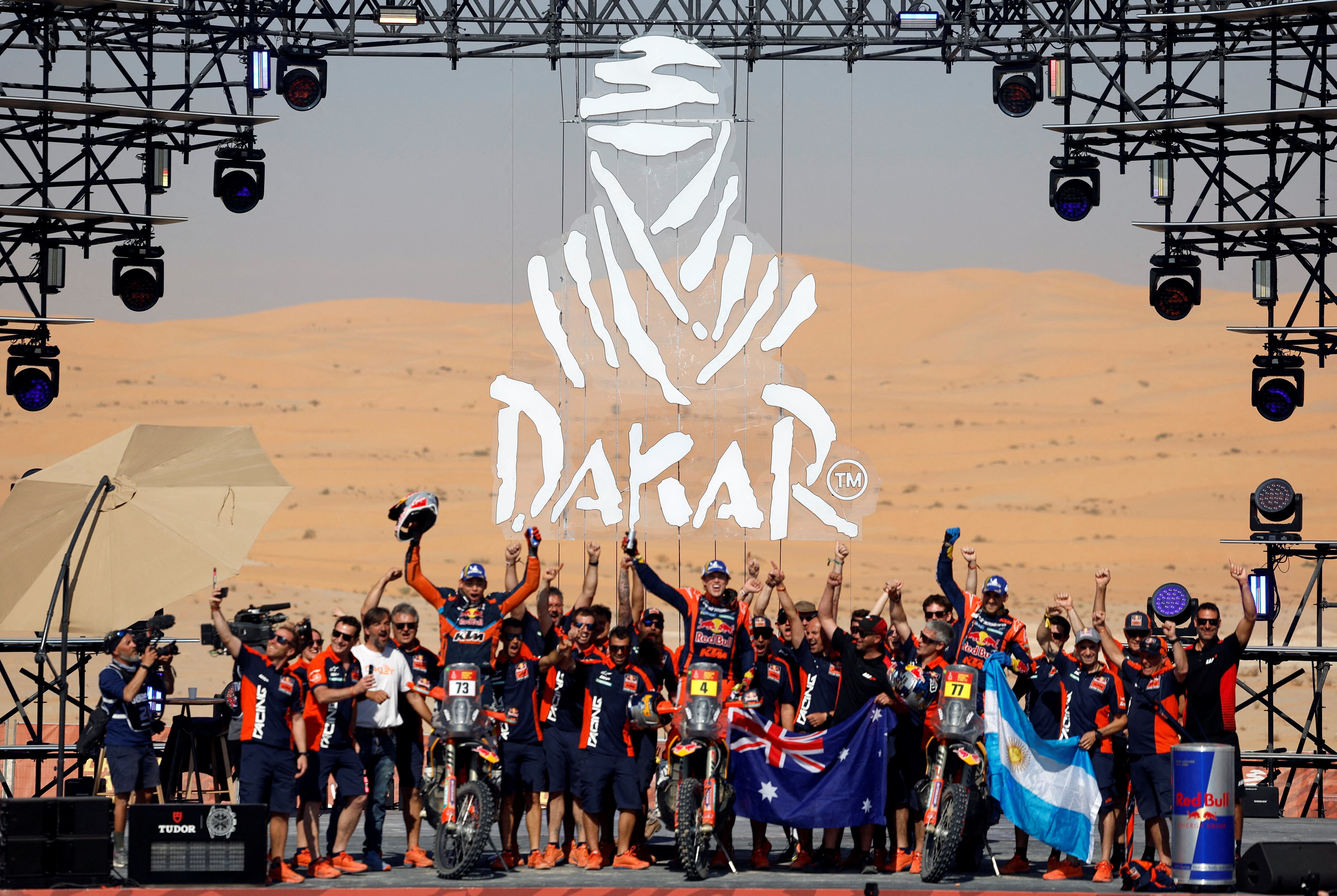 El festejo del equipo oficial KTM tras ganar el Rally Dakar con Daniel Sanders, quien lidera el Campeonato Mundial de Rally Raid. A la derecha aparece Luciano Benavides con la bandera argentina (REUTERS/Hamad I Mohammed)