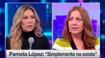 Dos mujeres en pantalla dividida. Izquierda: mujer rubia con micrófono. Derecha: mujer castaña con blusa a rayas. Texto: Pamela López: 'Simplemente no existe'.