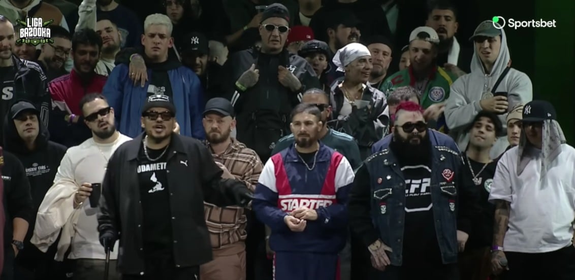 El mexicano Aczino generó una tormenta mediática al atacar directamente a Maradona en un evento multitudinario. (Captura de pantalla)