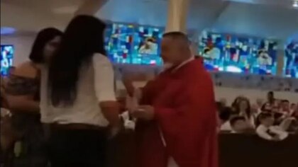 Un sacerdote en Florida mordió a una mujer que intentó tomar las hostias de la Comunión