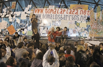 Gente acampando y manifestándose en la Puerta del Sol por el 15M