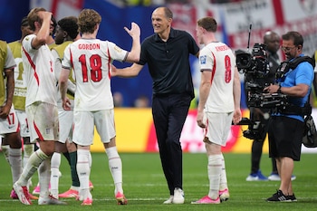 El seleccionador de Inglaterra, Thomas Tuchel, festeja con sus jugadores luego de vencer a Congo en los dieciseiscavos de final de la Copa del Mundo, el miércoles 1 de julio de 2026 en Atlanta (AP Foto/Jacob Kupferman)