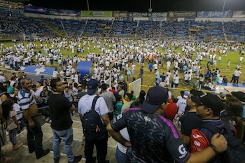Torcedores no estádio Cuscatlán em San Salvador, El Salvador, sábado, 20 de maio de 2023. 12 pessoas morreram e mais de 100 ficaram feridas após uma debandada enquanto pessoas tentavam arrombar um portão de entrada. (Foto AP/Milton Flores)