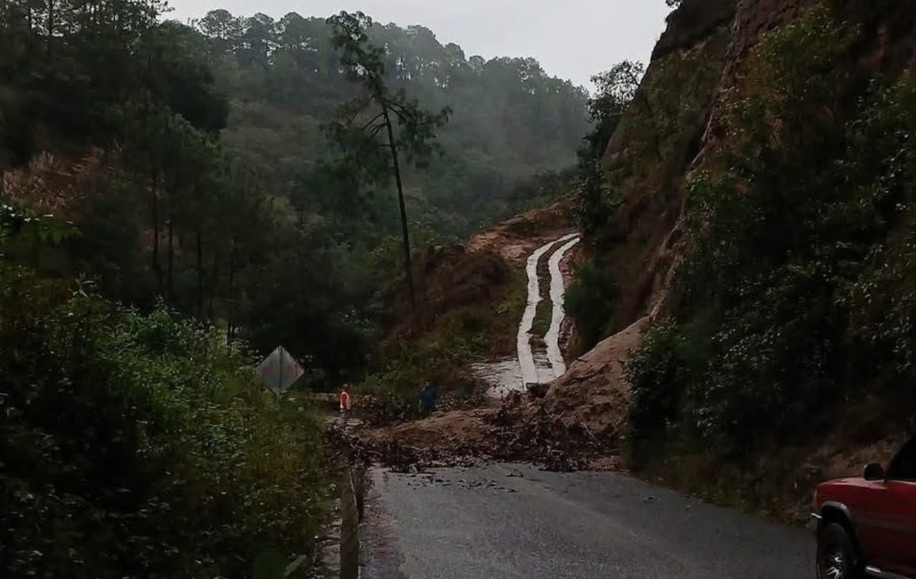 Un deslizamiento de rocas y tierra interrumpió el paso vehicular entre Santa Cruz del Quiché y la aldea Panajxit, en Quiché. (Conred)
