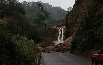 Las lluvias provocaron el colapso del muro perimetral de la Escuela Oficial Rural Mixta en Chiquimula, así como inundaciones, caída de árboles y derrumbes en otros sectores de Guatemala.