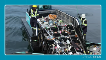 Los voluntarios limpiando los ríos