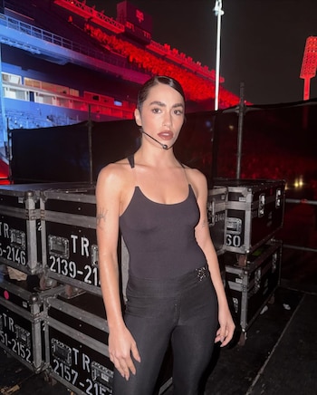 Desde el backstage, Lali posó