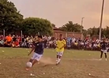 Luis Díaz juega con la