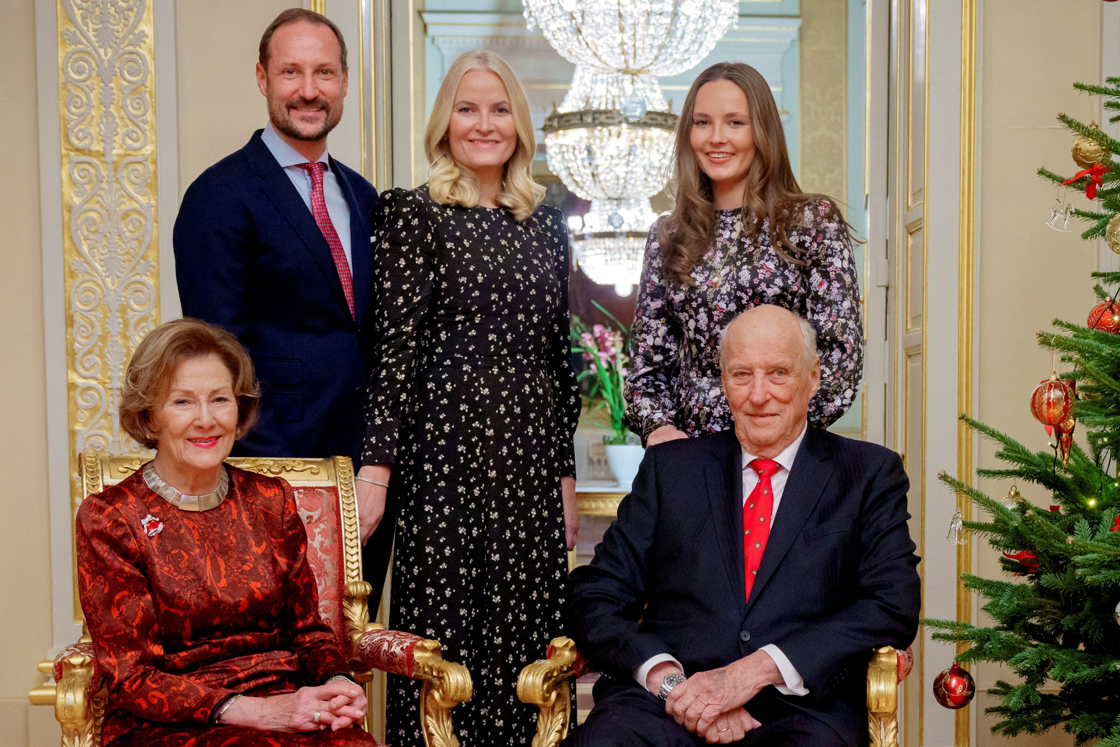 El rey Harald y la reina Sonja, junto a Haakon, Ingrid Alexandra y Mette-Marit, durante una sesión fotográfica navideña en el Palacio Real de Oslo, el 19 de diciembre de 2024. (Stian Lysberg Solum/NTB/via REUTERS)