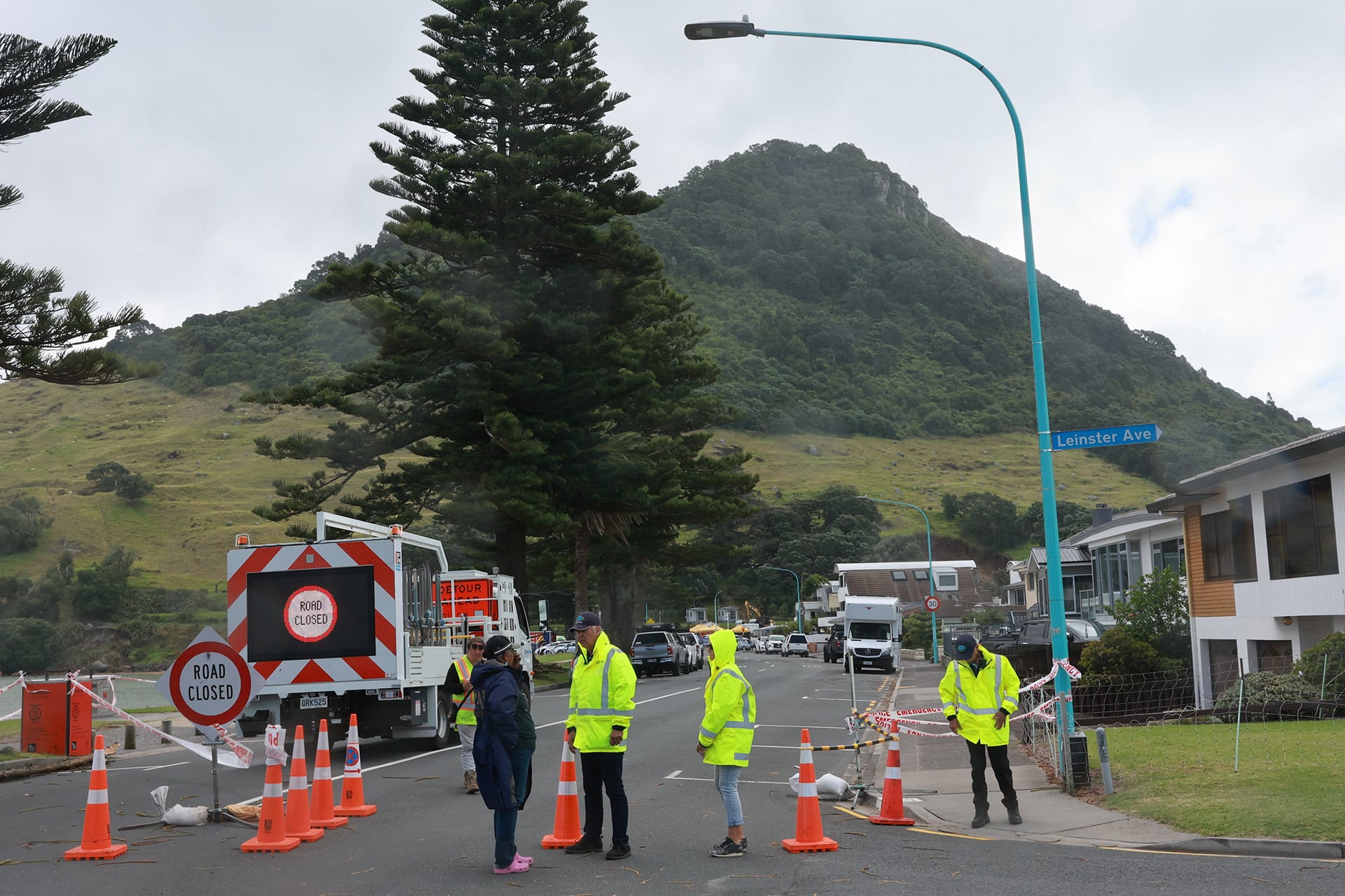Los equipos de emergencia acudieron al lugar después de que un deslizamiento de tierra afectara un campamento en el monte Maunganui, Nueva Zelanda, el jueves 22 de enero de 2026. (Mark Taylor/Waikato Times/Stuff vía AP)