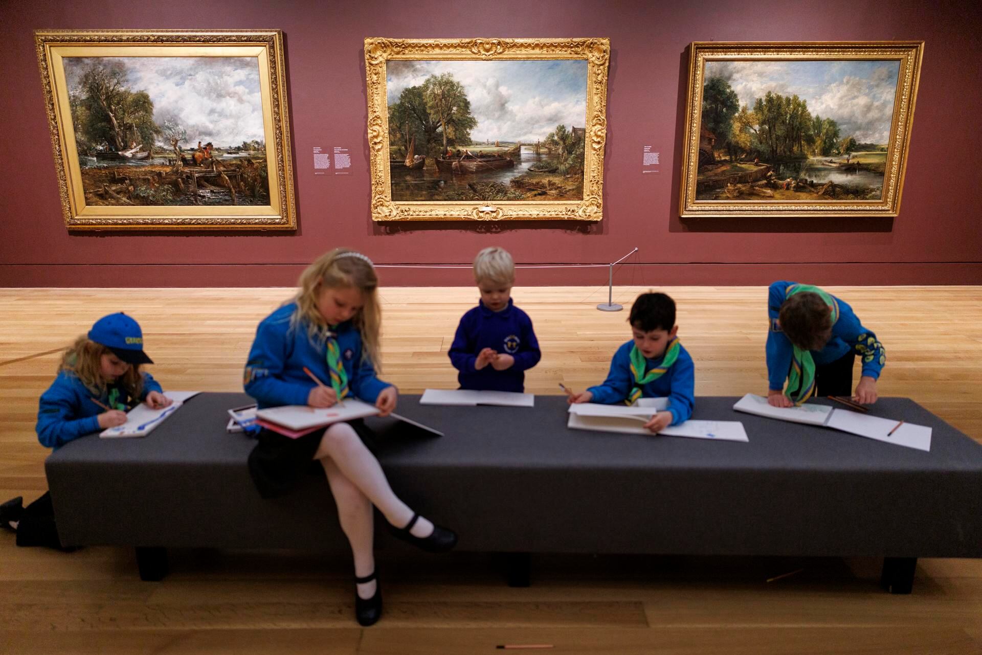 Escolares dibujan pinturas tituladas 'El Caballo Saltarín' (I), 'Vista del Stour cerca de Dedham' (C) y 'El Caballo Blanco' (D) del pintor inglés John Constable