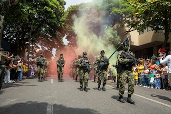 Integrantes de la Policía y el Ejército recorren las calles de Cali durante el desfile militar y policial, en una jornada marcada por la participación ciudadana y la exhibición de capacidades operativas - crédito Alcaldía de Cali