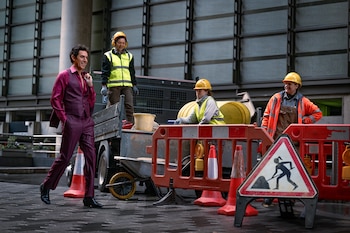 "Las damas primero" es una adaptación británica de la exitosa comedia francesa 'I Am Not an Easy Man', dirigida por Thea Sharrock. (Crédito: Rob Youngson/Netflix © 2026)