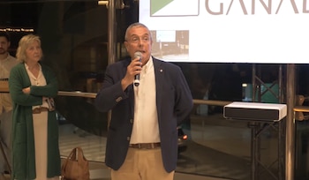 Gustavo Basso, durante una exposición de Conexión Ganadera; de fondo, Ana Iewdiukow, esposa de Pablo Carrasco (Captura Conexión Ganadera)