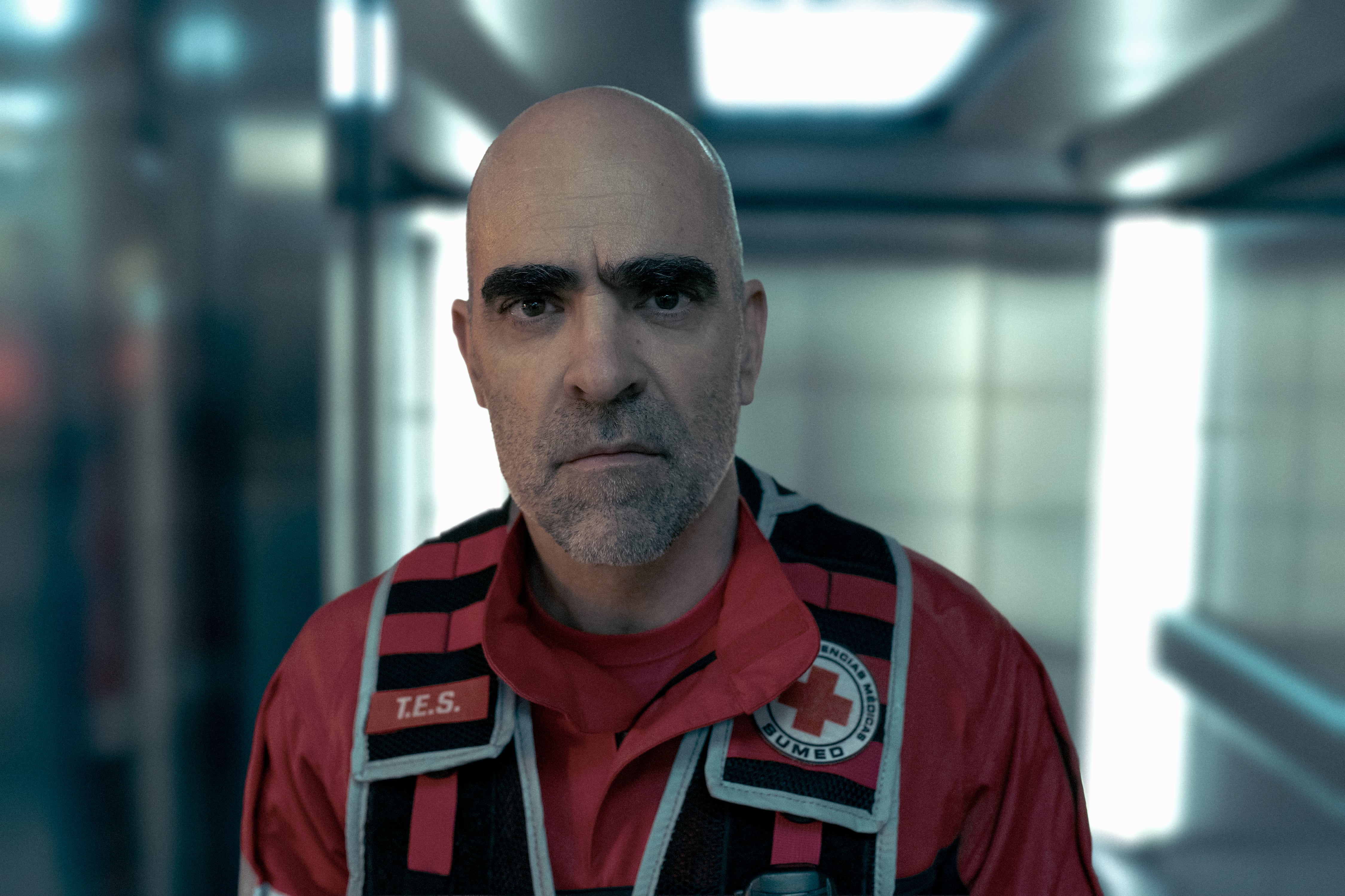 El protagonista Salvador Aguirre, interpretado por Luis Tosar, descubre que su hija Milena forma parte del grupo ultra radical White Souls en Madrid. (Netflix)