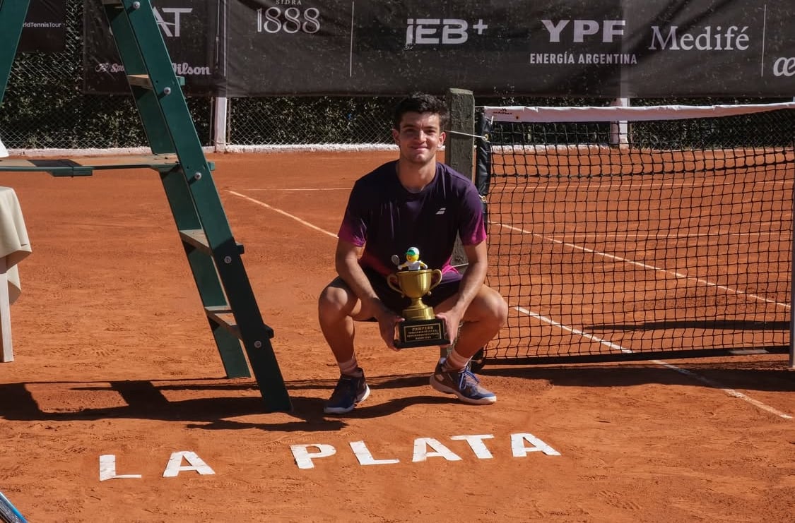 El argentino Juan Estévez posando con el trofeo del M15 de La Plata (Crédito: Tenis Club La Plata)