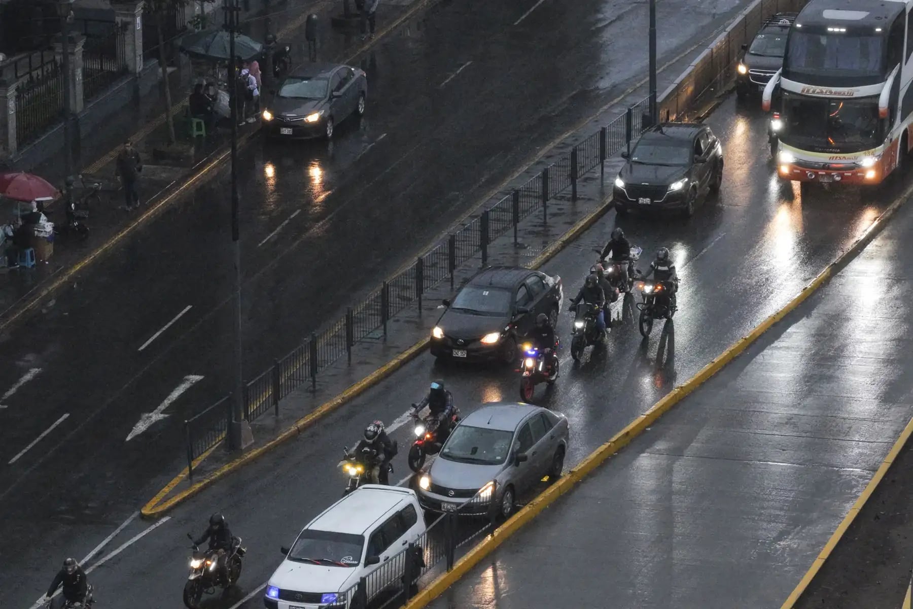 Lima amanece con intensa lluvia hoy, domingo 2 de agosto: usuarios reportan charcos y calles mojadas