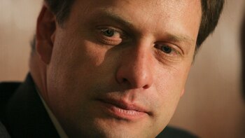 “Como buen dictadorzuelo persigue opositores”,