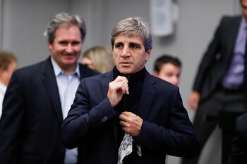 El ministro de Economía, Luis Caputo, está trazando el sendero para atraer a los inversores (Foto: EFE/David Fernández)