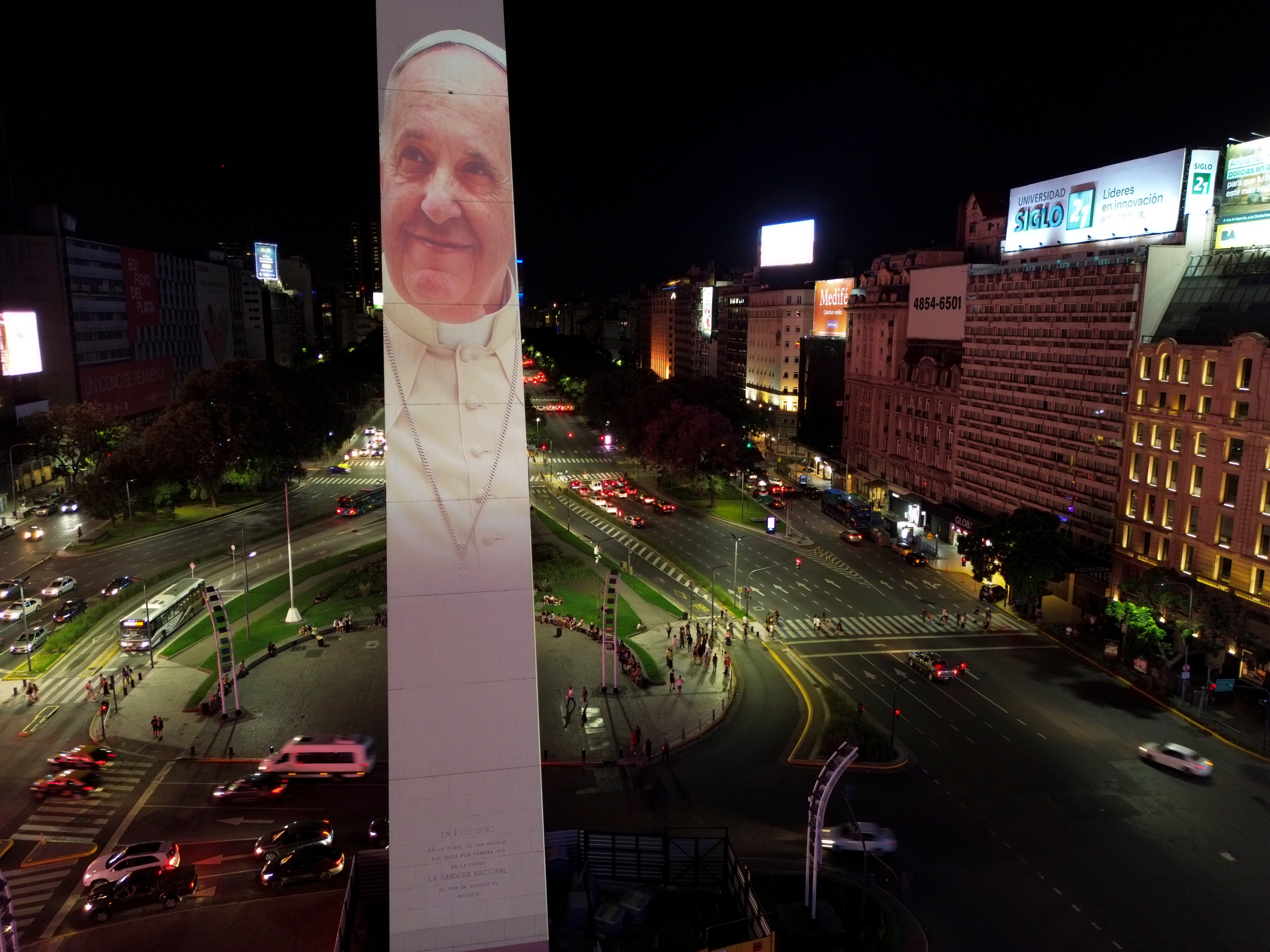 Una fotografía del papa Francisco se proyecta en el Obelisco de Buenos Aires, Argentina, el sábado 22 de febrero de 2025. (Foto AP/Natacha Pisarenko)