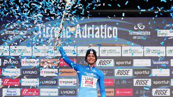 Isaac del Toro alza el