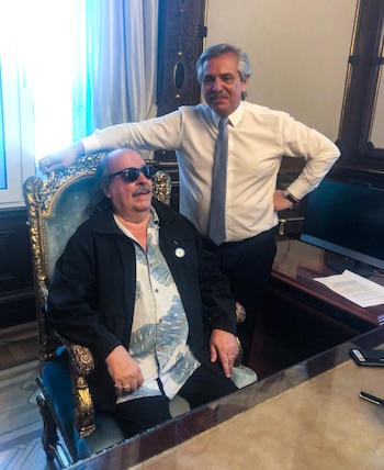Alberto Fernández junto a Litto Nebbia en el sillón presidencial (Presidencia)