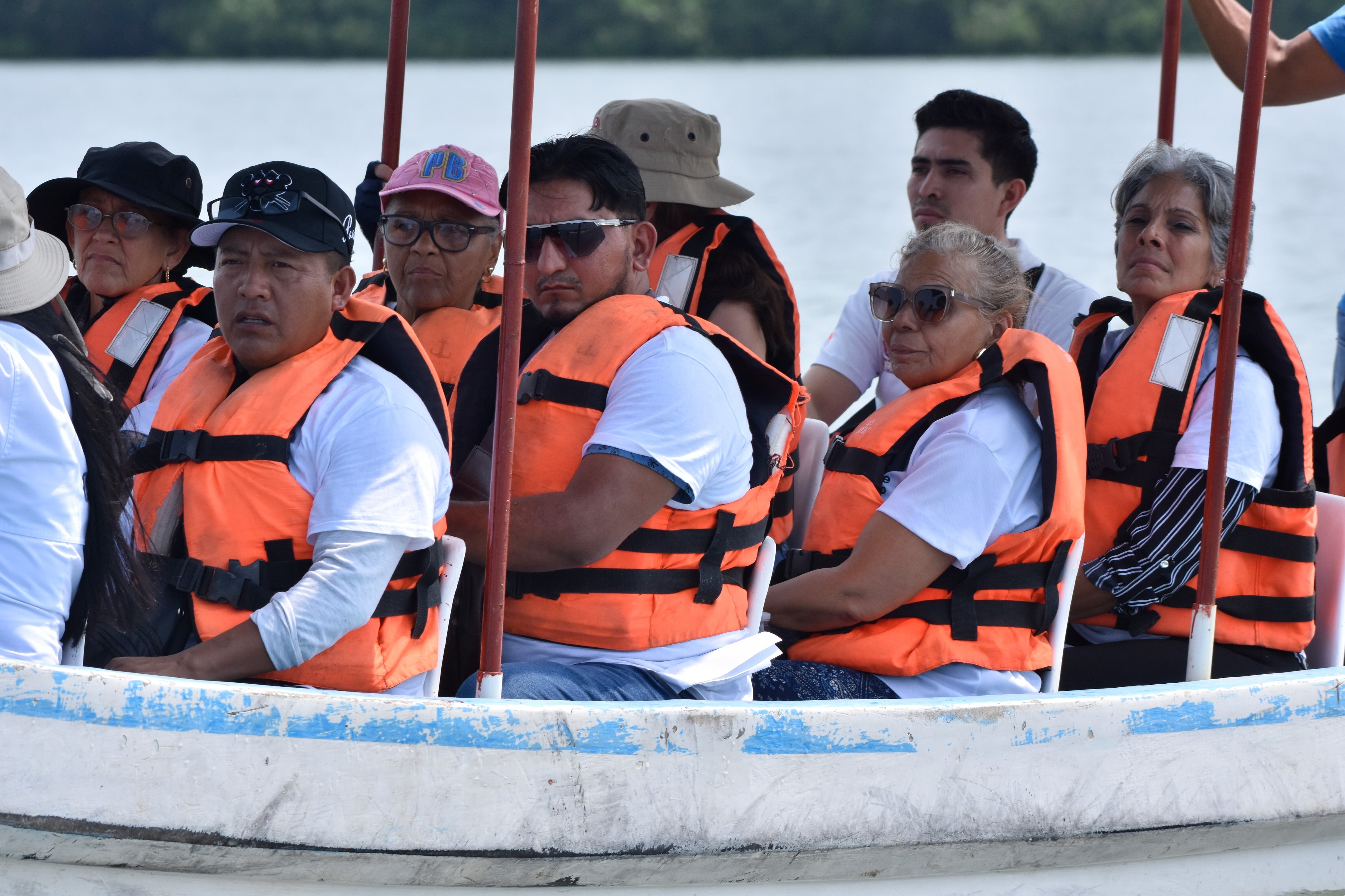 Personas buscan a migrantes que desaparecieron a finales de 2024 en una ruta marítima de contrabando hacia Estados Unidos en San José Hueyate, estado de Chiapas, México, el sábado 9 de mayo de 2026. (AP Foto/Edgar H. Clemente)
