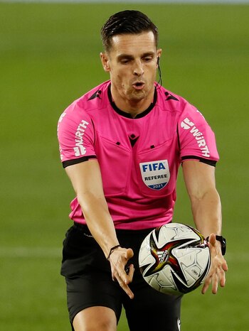 El árbitro Carlos del Cerro