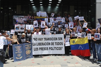 Personas se manifiestan afuera de la Cancillería de Venezuela este viernes en Caracas (Venezuela) (EFE/ Miguel Gutierrez)