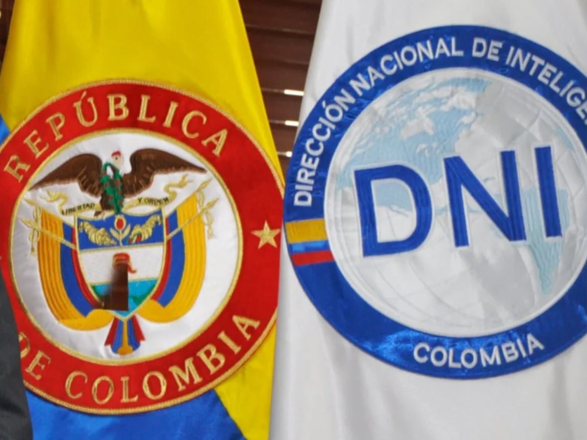Una grabación de una reunión en la Dirección Nacional de Inteligencia del 18 de julio de 2025 muestra, según reveló Semana, un presunto canal de negociación entre funcionarios del Gobierno de Gustavo Petro y dos jefes del Clan del Golfo, con ofrecimientos sobre bienes de la SAE a cambio de información sobre atentados y caletas, un esquema que el propio exdirector de la DNI Jorge Lemus admitió que no hacía parte de sus funciones - crédito Captura de Pantalla X