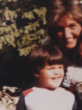 Darío Barassi de niño sonríe en un retrato fotográfico junto a su madre, a quien recuerda con cariño en cada oportunidad que se le presenta