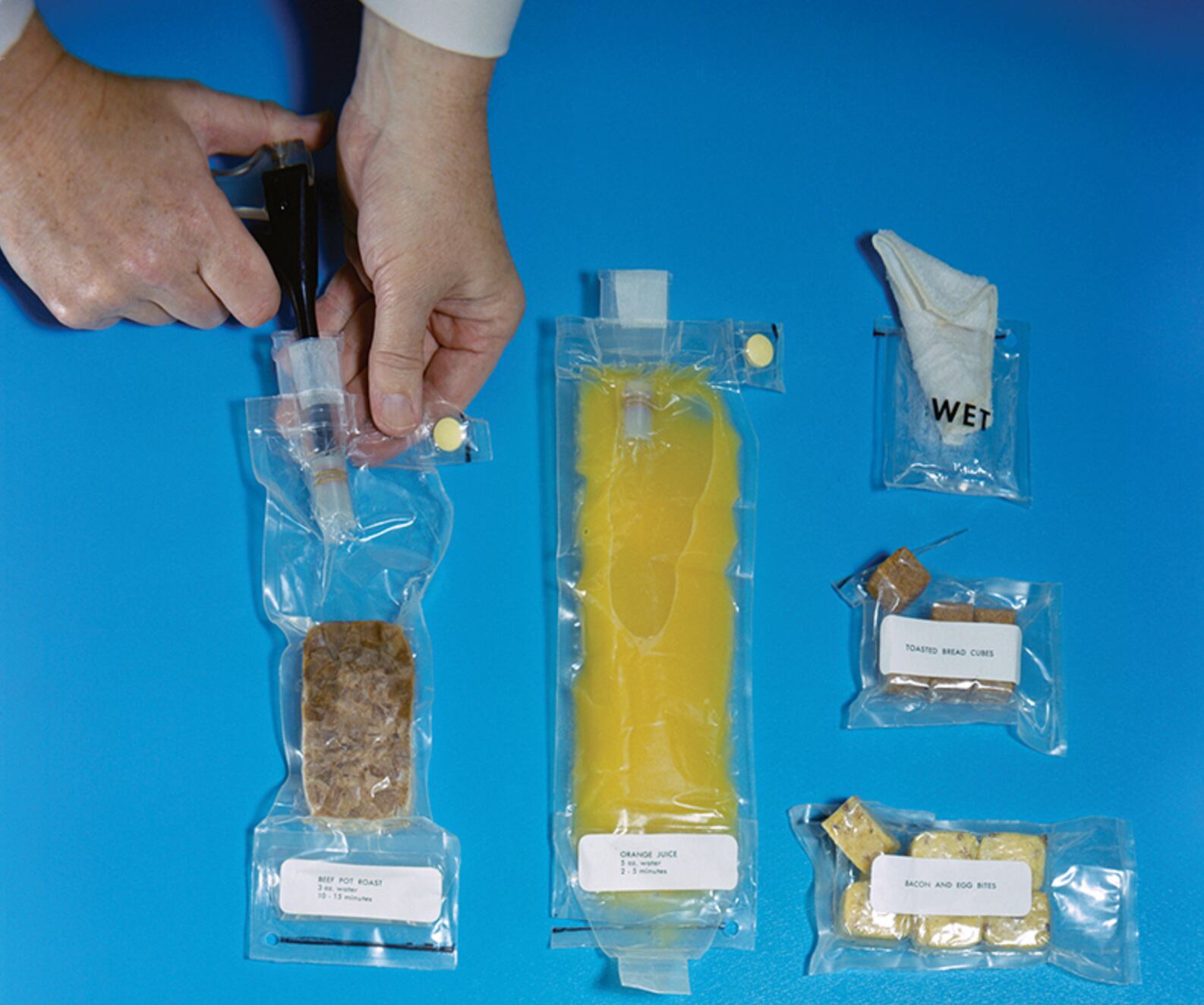 Las salsas picantes y los condimentos intensos forman parte del menú para compensar la pérdida de gusto que sufren los astronautas en el espacio (NASA)