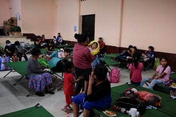 Residentes de comunidades cercanas al volcán Fuego se refugian en un albergue municipal tras ser evacuados por las autoridades locales en San Juan Alotenango, Guatemala, el 5 de junio de 2025. REUTERS/Josue Decavele