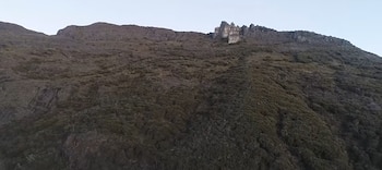 Panorámica de Los Crestones, una de las formaciones emblemáticas del Parque Nacional Chirripó, zona clave en las labores de búsqueda del turista desaparecido (Cortesía:
Tv Sur Pérez Zeledón).